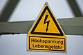 Plötzlich war der Strom weg. Eine Hochspannungsleitung bei Michelfeld war am Samstag getroffen worden (Symbolbild).