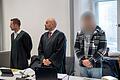 Prozessbeginn gegen Vater wegen versuchten Mordes an seinem Baby       -  Der 39-Jährige (r) soll seinen Sohn in Rage und weil er ihn laut Anklage &bdquo;gänzlich ablehnte&rdquo;, brutal verletzt haben.