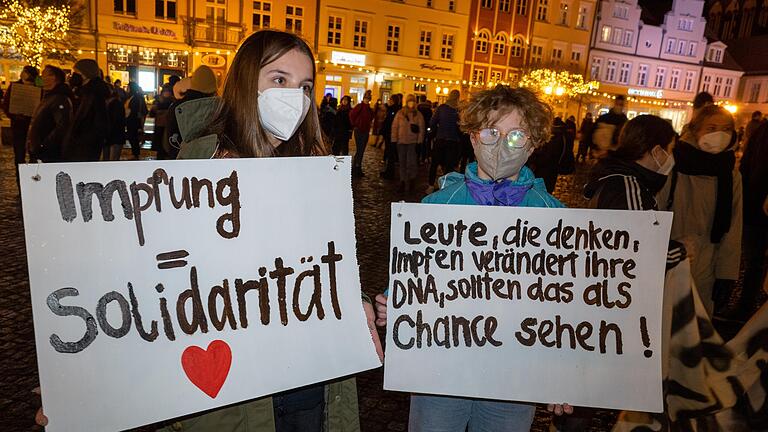 Wer an einer Demonstration für oder gegen Corona-Maßnahmen teilnimmt, muss damit rechnen, dass ihr oder sein Foto in den Medien erscheint. Warum das rechtens ist.