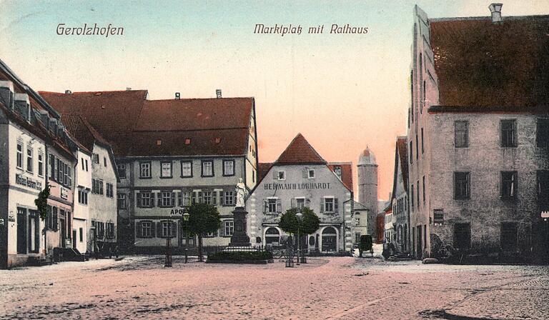 Diese kolorierte Ansichtskarte zeigt den Marktplatz von Gerolzhofen mit dem im Jahr 1900 errichteten Kriegerdenkmal samt 'Germania'-Figur. Diese kolorierte Ansichtskarte zeigt den Marktplatz von Gerolzhofen mit dem im Jahr 1900 errichteten Kriegerdenkmal samt 'Germania'-Figur.