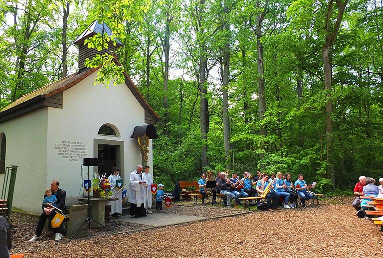 Die kleine Kapelle im Wald bei Oesfeld steht an der Stelle, an dem vor genau 300 Jahren Fürstbischof Johann Philipp Franz von Schönborn gestorben sein soll. Das alljährliche 'Käppelesfest' eröffnete Pfarrer Franz Schmitt heuer mit einer Maiandacht. Die kleine Kapelle im Wald bei Oesfeld steht an der Stelle, an dem vor genau 300 Jahren Fürstbischof Johann Philipp Franz von Schönborn gestorben sein soll. Das alljährliche 'Käppelesfest' eröffnete Pfarrer Franz Schmitt heuer mit einer Maiandacht. 