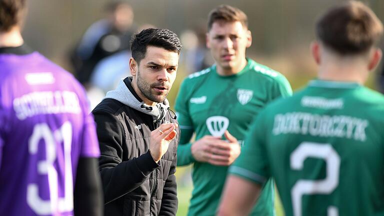 Bleibt weiterhin Trainer des FC Schweinfurt 05: Victor Kleinhenz hat seinen Vertrag um zwei weitere Jahre bis 2027 verlängert. Bleibt weiterhin Trainer des FC Schweinfurt 05: Victor Kleinhenz hat seinen Vertrag um zwei weitere Jahre bis 2027 verlängert.