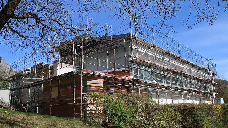 Die Schulturnhalle ist eingerüstet. - Die Schulturnhalle ist eingerüstet. Die Schulturnhalle ist eingerüstet. - Die Schulturnhalle ist eingerüstet.
