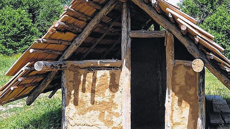 Stabile Behausung: Das Grubenhaus aus Lehm.