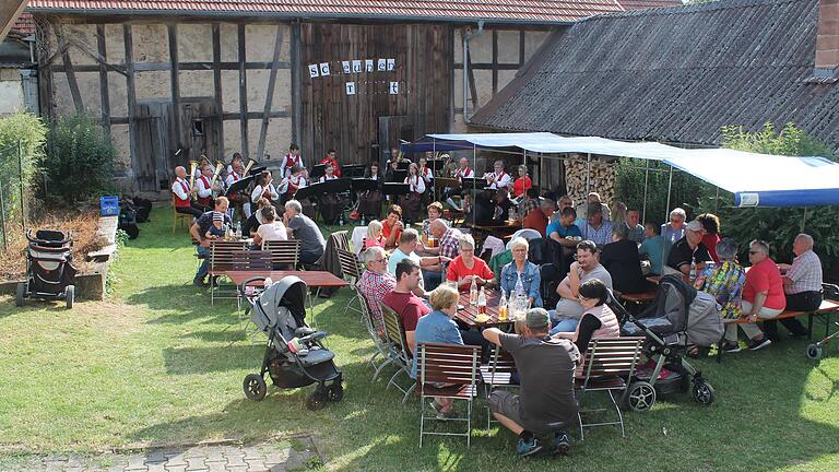 Zum Ausklang beim diesjährigen Pfarrfest im Pfarrgarten am Mittelstreuer Kolpingheim unterhielt die Trachtenkapelle Mittelstreu die Festgäste mit Polkas, Märschen und Walzer und auch die Sonne blitzte ab und an hinter den Wolken hervor. Zum Ausklang beim diesjährigen Pfarrfest im Pfarrgarten am Mittelstreuer Kolpingheim unterhielt die Trachtenkapelle Mittelstreu die Festgäste mit Polkas, Märschen und Walzer und auch die Sonne blitzte ab und an hinter den Wolken hervor.