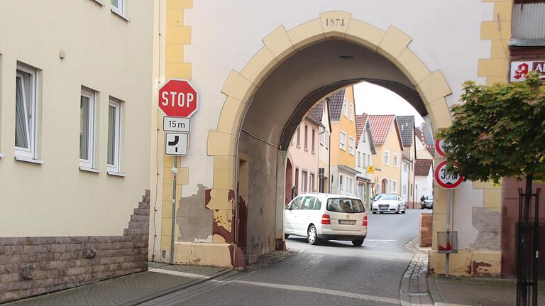 Was Personenwagen gelingt, ist für die großen Busse von heute unmöglich: Linksabbiegen nach dem Torturm von der Billingshäuser in die Würzburger Straße. Was Personenwagen gelingt, ist für die großen Busse von heute unmöglich: Linksabbiegen nach dem Torturm von der Billingshäuser in die Würzburger Straße.