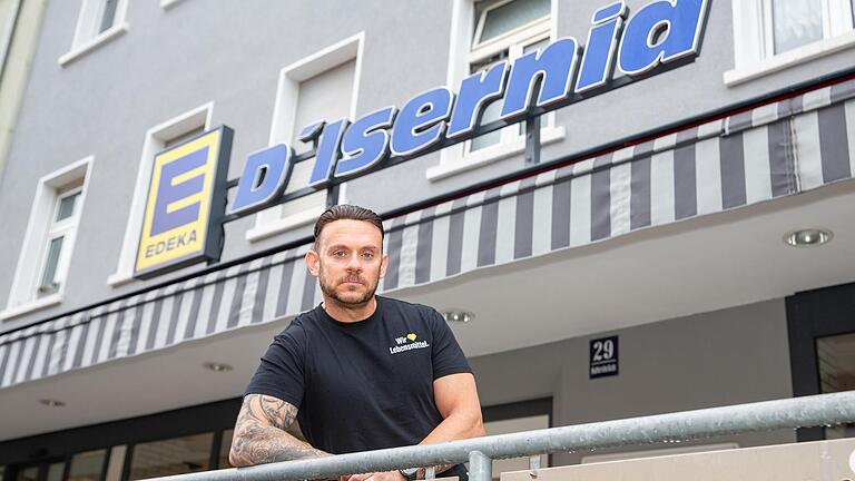 Edeka-Marktleiter Angelo D'Isernia ist wütend und fühlt sich allein gelassen.