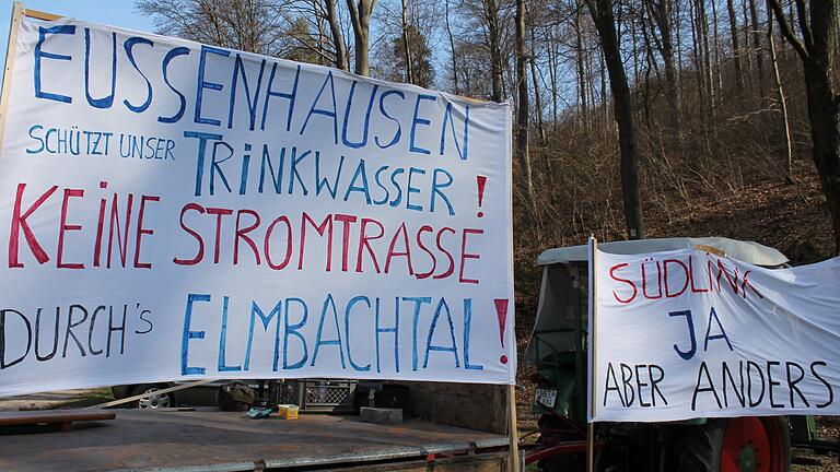 Im März 2017 demonstrierten Eußenhäuser gegen eine Variante der SuedLink-Trasse durchs Elmbachtal. Den Alternativvorschlag der Demonstranten hat Stromnetzbetreiber Tennet offensichtlich aufgegriffen. Er liegt nun der Bundesnetzagentur vor. Im März 2017 demonstrierten Eußenhäuser gegen eine Variante der SuedLink-Trasse durchs Elmbachtal. Den Alternativvorschlag der Demonstranten hat Stromnetzbetreiber Tennet offensichtlich aufgegriffen. Er liegt nun der Bundesnetzagentur vor. 