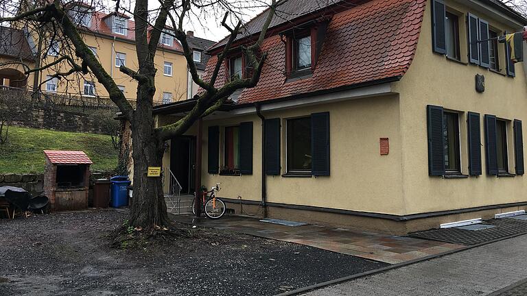 Links auf den Parkplatz soll der Anbau einer Lagerhalle am so genannten Moeno-Haus nahe dem Rückert-Zentrum kommen. Der Bauausschuss genehmigte das Vorhaben mit knapper Mehrheit. Links auf den Parkplatz soll der Anbau einer Lagerhalle am so genannten Moeno-Haus nahe dem Rückert-Zentrum kommen. Der Bauausschuss genehmigte das Vorhaben mit knapper Mehrheit.