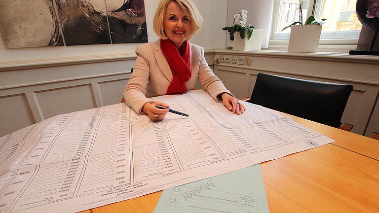 Landrätin Tamara Bischof studiert den Wahlzettel für die Kreistagswahl im Landkreis Kitzingen. Landrätin Tamara Bischof studiert den Wahlzettel für die Kreistagswahl im Landkreis Kitzingen.