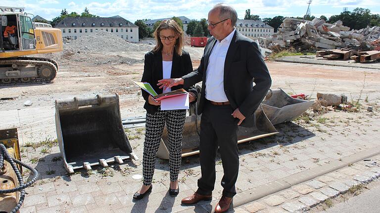 Baureferent Ralf Brettin und die für Projektsteuerung zuständige Carola Treiber begutachten das LGS-Gelände in Schweinfurt. Baureferent Ralf Brettin und die für Projektsteuerung zuständige Carola Treiber begutachten das LGS-Gelände in Schweinfurt.
