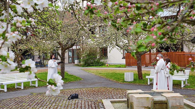 Eine besondere Maiandacht erlebten die Bewohner des Dominikus-Ringeisenwerkes Maria Bildhausen als „Freiluftandacht“. Gemeindereferentin Maria Krines war zu den einzelnen Häusern gekommen und feierte die Andacht auch unter blühenden Apfelbäumen.