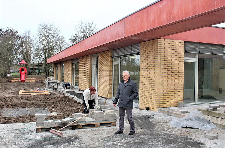 Kindergärten werden derzeit überall im Land gebaut. Auch im Raum Gerolzhofen erweitern Einrichtungen ihr Raumangebot, wie hier in Frankenwinheim, wo dieses Bild mit Bürgermeister Herbert Fröhlich im Januar 2023 entstand. Klar ist: Je mehr Einrichtungen in Betrieb gehen, desto mehr Personal wird gebraucht – Personal, das schon heute nicht ausreicht. Kindergärten werden derzeit überall im Land gebaut. Auch im Raum Gerolzhofen erweitern Einrichtungen ihr Raumangebot, wie hier in Frankenwinheim, wo dieses Bild mit Bürgermeister Herbert Fröhlich im Januar 2023 entstand. Klar ist: Je mehr Einrichtungen in Betrieb gehen, desto mehr Personal wird gebraucht – Personal, das schon heute nicht ausreicht.