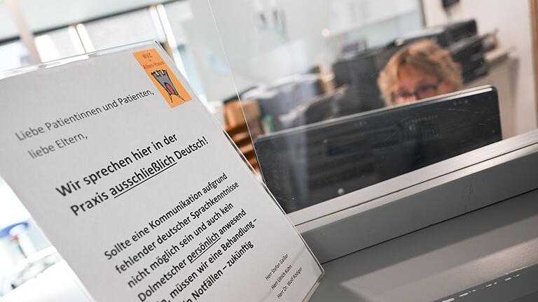 Schild Praxis für Kinder- und Jugendmedizin - Dieser Hinweis am Empfang sorgt für Wirbel. Schild Praxis für Kinder- und Jugendmedizin - Dieser Hinweis am Empfang sorgt für Wirbel.