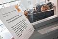 Schild Praxis für Kinder- und Jugendmedizin       -  Dieser Hinweis am Empfang sorgt für Wirbel.