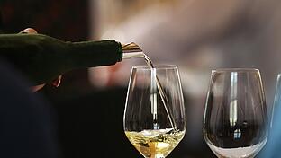 Wenn die Gläser leer bleiben: Im vergangenen Jahr waren die Zahlen der Weinbranche rückläufig. Wie regionale Winzer die Lage wahrnehmen.