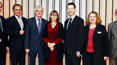 Abschied des stellvertretenden Schulamtsdirektors Schweinfurt, Günther Hartlieb (von links): Gustav Eirich (Regierung von Unterfranken), Landrat Harald Leitherer, Günther und Gisa Hartlieb, OB Sebastian Remelé, Schulrätin Veronika Klose und Schulamtsdirektor Jürgen Eusemann. Abschied des stellvertretenden Schulamtsdirektors Schweinfurt, Günther Hartlieb (von links): Gustav Eirich (Regierung von Unterfranken), Landrat Harald Leitherer, Günther und Gisa Hartlieb, OB Sebastian Remelé, Schulrätin Veronika Klose und Schulamtsdirektor Jürgen Eusemann.
