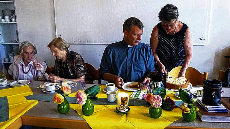 Am reich gedeckten Tisch: Die Vorsitzende des evangelischen Altenklubs in Mellrichstadt, Freia George (rechts), versorgte Pfarrer Andreas Werner bei der 40-Jahrfeier mit Kaffee und Kuchen. Links neben ihm Freias Vor-Vorgängerin Luise Kamien. Am reich gedeckten Tisch: Die Vorsitzende des evangelischen Altenklubs in Mellrichstadt, Freia George (rechts), versorgte Pfarrer Andreas Werner bei der 40-Jahrfeier mit Kaffee und Kuchen. Links neben ihm Freias Vor-Vorgängerin Luise Kamien.