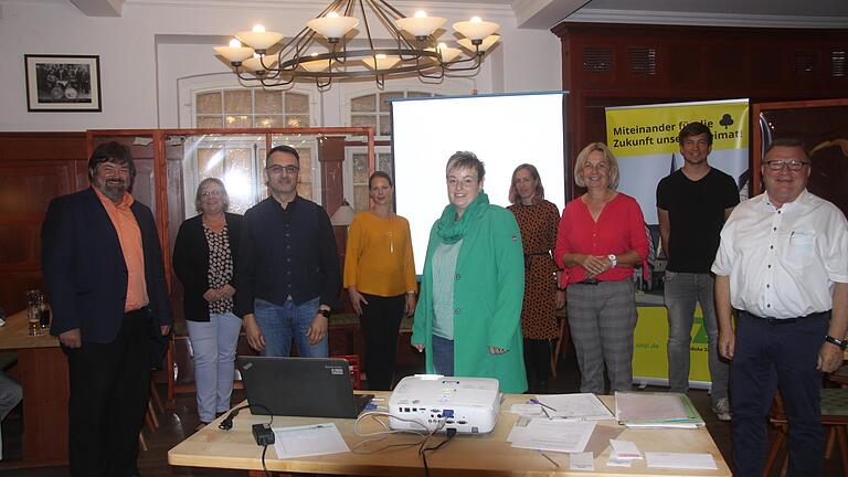 Der neue Vorstand der ÜZL mit Gästen (von links): Landtagsabgeordneter Gerald Pittner (Freie Wähler), Kreisrätin Sabine Weinbeer&nbsp; (Wählergemeinschaft), stellvertretender Vorsitzender Michael Schütz, Schatzmeisterin Nicole Tschiggfrey, Vorsitzende Rebecca Pfaff, Schriftführerin Natascha Baumann, stellvertretende Vorsitzende Petra Hohenberger, stellvertretender Kassenprüfer Johannes Fabritz, 3. Bürgermeister Peter Pfaff.