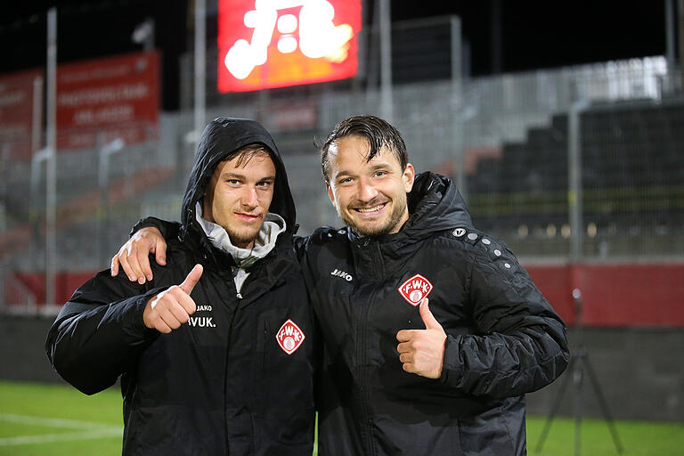 Maximilian Zaiser (links mit Kickers-Kapitän Peter Kurzweg) konnte kurz nachdem er an der Lippe genäht werden musste, schon wieder lächeln.