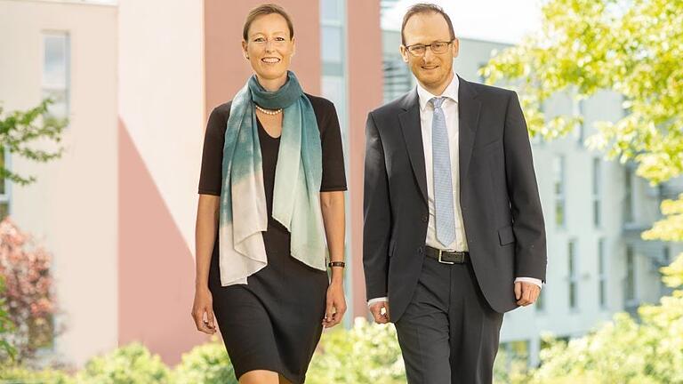 KU-Vorständin Eva von Vietinghoff-Scheel und Verwaltungsleiter Michael Pfab führten seit 2021 gemeinsam die Geschäfte der Senioreneinrichtungen. Pfab ist jetzt zurückgetreten, weil der Verwaltungsrat ihn nicht vollständig entlastet hat. KU-Vorständin Eva von Vietinghoff-Scheel und Verwaltungsleiter Michael Pfab führten seit 2021 gemeinsam die Geschäfte der Senioreneinrichtungen. Pfab ist jetzt zurückgetreten, weil der Verwaltungsrat ihn nicht vollständig entlastet hat. 
