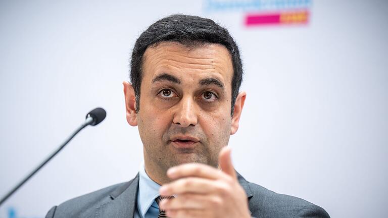 FDP-Generalsekretär Bijan Djir-Sarai - Der FDP-Generalsekretär glaubt, dass die Grünen bei Abschiebungen auf der Bremse stehen. (Archivbild) FDP-Generalsekretär Bijan Djir-Sarai - Der FDP-Generalsekretär glaubt, dass die Grünen bei Abschiebungen auf der Bremse stehen. (Archivbild)