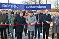 (von links) Symbolisch schnitten Lauda-Königshofens Bürgermeister Lukas Braun, Ulrike Ludewig, Leiterin Portfolio Lärmsanierung bei der DB InfraGO AG, Landrat Christoph Schauder, Verkehrsminister Winfried Hermann, Michael Groh, Leiter Regionalbereich Südwest Personenbahnhöfe der DB InfraGO AG, Grünsfelds Bürgermeister Joachim Markert und die Bundestagsabgeordnete Nina Warken das rote Band an den sanierten Bahnhaltepunkten in Grünsfeld und Gerlachsheim durch.