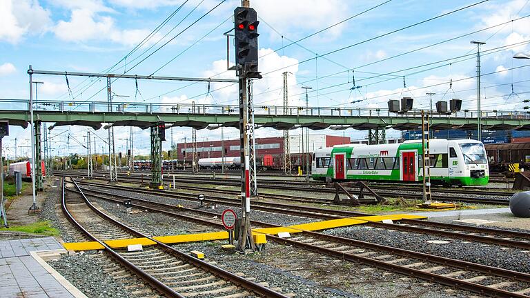 Eine Möglichkeit, eine neue Treppe für den Fußgängersteg zu bauen, wäre ein Weg entlang der Gleise (links im Bild). Das lehnt die Bahn derzeit aber ab, weil sie einen zu großen Eingriff in den Betriebsablauf befürchtet. Unter anderem müsste auch ein Zaun gebaut werden, der den Weg von den Gleisen abtrennt. Eine Möglichkeit, eine neue Treppe für den Fußgängersteg zu bauen, wäre ein Weg entlang der Gleise (links im Bild). Das lehnt die Bahn derzeit aber ab, weil sie einen zu großen Eingriff in den Betriebsablauf befürchtet. Unter anderem müsste auch ein Zaun gebaut werden, der den Weg von den Gleisen abtrennt.