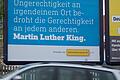 Nachdenkkampagne im Großformat       -  (hh)  Bewusst am &bdquo;Tag gegen den Rassismus&ldquo; im März haben die &bdquo;Freunde von Schweinfurt ist bunt&ldquo; ihre Nachdenkkampagne gestartet. Dieses Zeichensetzen für die elementaren Werte unserer Gesellschaft, die Demokratie, Toleranz und Mitmenschlichkeit, besteht aus TV-, Radio- und Kinospots und jetzt hängenden Großflächenplakaten mit thematisch passenden Zitaten aus der Bibel, dem Grundgesetz und von Persönlichkeiten wie von Martin-Luther-King. Dem wegen eines Nazi-Auftritts ausgerechnet zum 1. Mai 2010 gegründeten Bündnis für Demokratie und Toleranz gehören aktuell 78 Parteien, Verbände, Organisationen und Vereine an. Ende 2016 wurde aus Gründen der Gemeinnützigkeit der Verein gleichen Namens gegründet, der nun auch die Kampagne verantwortet. Erst am Samstag traten Vertreter des Bündnisses auf dem Wichtermann-Platz einem Häuflein von Rechtsaußen entgegen. Rechtspopulisten, Rassisten und Nazis, die Menschenfeindlichkeit schürten und ein Klima der Respektlosigkeit anwenden, seien in Schweinfurt nicht willkommen, sagten mehrere &bdquo;Bunte&ldquo;-Sprecher. Das abgebildete Plakat hängt in der Fehrstraße.