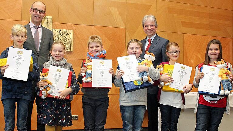Die Sieger der Mathematikolympiade 2017: (vorn von links) Emil Fröhlich (3. Platz), Katharina Peitsch (2.), Leon Unkelbach (2.), Nick Beitinger (1.), Emma Hofmann (3.), Nina Steg (1.), (hinten von links) Regierungsvizepräsident Jochen Lange, Rainer Wiederer, Bezirkspräsident der Volks- und Raiffeisenbanken