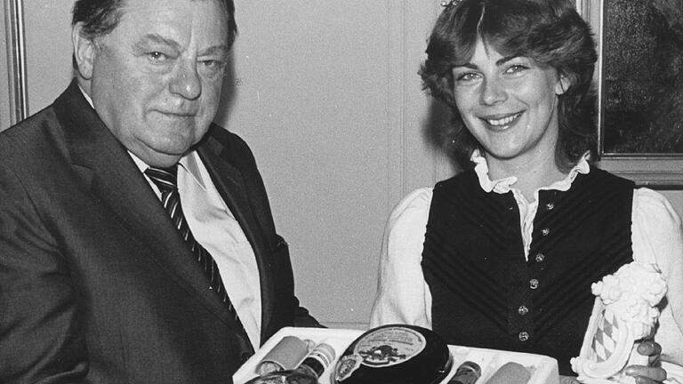 Als Fränkische Weinkönigin besuchte die Sommeracherin Karin Molitor im Juni 1982 den Bayerischen Ministerpräsidenten Franz Josef Strauß. Als Fränkische Weinkönigin besuchte die Sommeracherin Karin Molitor im Juni 1982 den Bayerischen Ministerpräsidenten Franz Josef Strauß. 