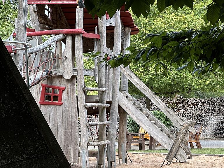 Auch am Spielplatz im Kindergarten von Sulzdorf gab es einige Mängel, die aber behoben wurden. Auch am Spielplatz im Kindergarten von Sulzdorf gab es einige Mängel, die aber behoben wurden.