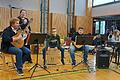 Die Musiklehrkräfte Marcel Väth und Theresa Bauer mit Paul März, Felix Freisinger, Lena März, Marie Müller.
