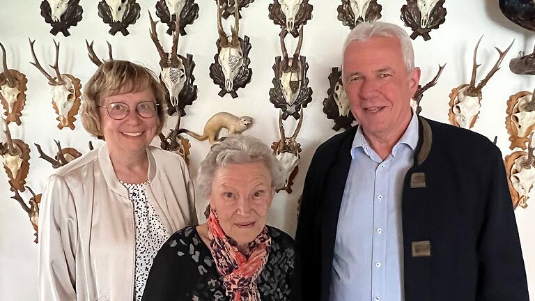 Jubiläumsfeier in Haßfurt: Birgit Bayer, stellvertretende Landrätin des Landkreises Haßberge, und der erste Bürgermeister Günther Werner gratulieren der Jubilarin. Jubiläumsfeier in Haßfurt: Birgit Bayer, stellvertretende Landrätin des Landkreises Haßberge, und der erste Bürgermeister Günther Werner gratulieren der Jubilarin.
