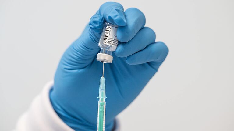 Impfstoff gegen das Corona-Virus ist weiterhin eine begehrte Flüssigkeit. Am Freitag verzögerte sich die Ankunft des Impfstoffes in Schweinfurt, so dass zur Impfung angemeldete Senioren am Vormittag nicht geimpft werden konnten. Impfstoff gegen das Corona-Virus ist weiterhin eine begehrte Flüssigkeit. Am Freitag verzögerte sich die Ankunft des Impfstoffes in Schweinfurt, so dass zur Impfung angemeldete Senioren am Vormittag nicht geimpft werden konnten. 