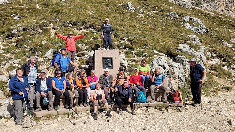 Auf dem Foto die Wanderer und Bergsteigergruppe mit Rita Zuerl, Heinz Zuerl, Josef Breier, Karin Kohnhäuser, Franz Kohnhäuser, Karin Djiuri, Crista Breier, Adele Dütsch, Maria Friesinger, Inge Ullrich, Gregor Ullrich, Rachmani Jiuri; Andrea Neuss, Petra Prang, Monika Keller, Manfred Wolf, Dütsch Roland.