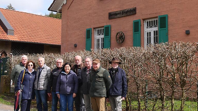Robert Ruppel (3. von links) vom Geschichtsverein Jossgrund erforschte gemeinsam mit Kreisheimatpfleger Bruno Schneider (links) die über 130-jährige bewegte Historie des Forsthauses Zieglerfeld. Mit Geschichtsinteressierten stellte man jetzt eine Infotafel für die Besucher auf.