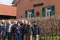 Robert Ruppel (3. von links) vom Geschichtsverein Jossgrund erforschte gemeinsam mit Kreisheimatpfleger Bruno Schneider (links) die über 130-jährige bewegte Historie des Forsthauses Zieglerfeld. Mit Geschichtsinteressierten stellte man jetzt eine Infotafel für die Besucher auf.