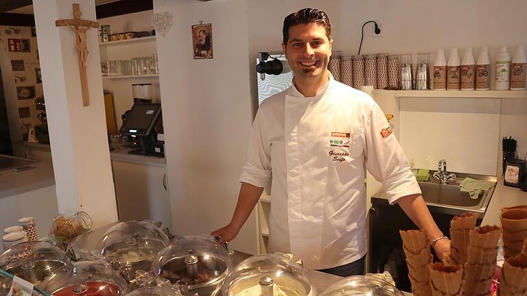 Giuseppe Scifo in seinem "Reich" in der Eisdiele Adriana in Bischofsheim. Giuseppe Scifo in seinem "Reich" in der Eisdiele Adriana in Bischofsheim.