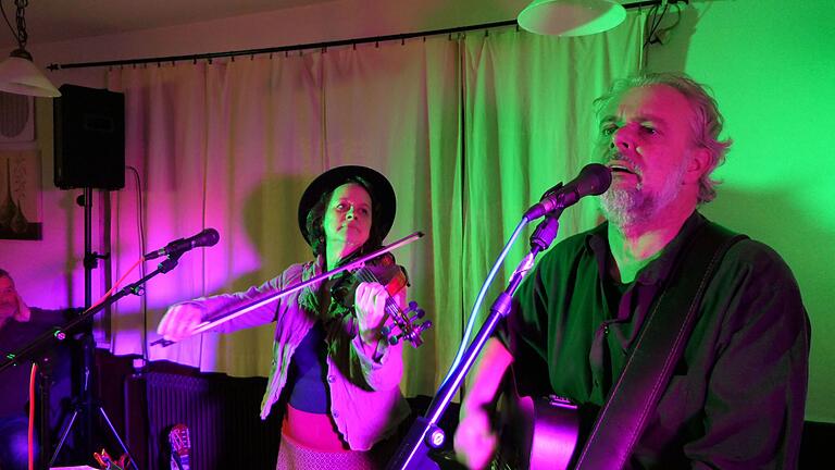 Das Duo 'Noble Savages' präsentierte im 'Pizzablitz' handgemachte, emotionale Musik.