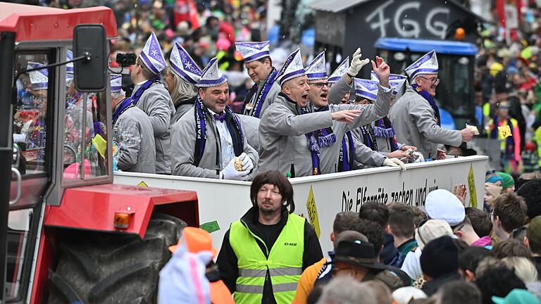 Faschingszug Ochsenfurt       -  Zahlreiche Besucher verfolgen am Sonntag (11.02.24) den Faschingszug in Ochsenfurt. Beim größten Zug im Landkreis Würzburg ziehen viele Närrinnen und Narren mit aufwendig geschmückten Wägen und viel guter Laune durch die Altstadt von Ochsenfurt.