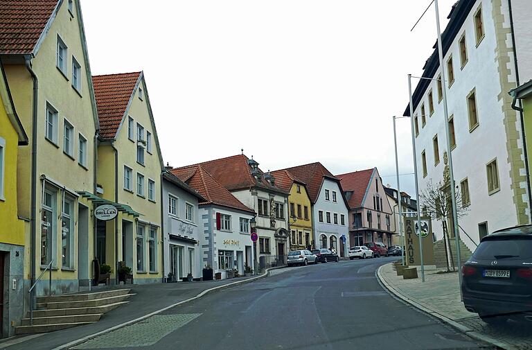 Wegen schadhafter Wasserleitungen muss auch die Marktstraße aufgegraben werden Wegen schadhafter Wasserleitungen muss auch die Marktstraße aufgegraben werden