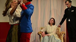 Noch ahnt Leutnant Hofmiller nichts vom Schicksal Ediths, der Tochter des Hauses (von links: Silvia Steger, Anna Schindlbeck, Fanny Schmidt, Ingo Pfeiffer)