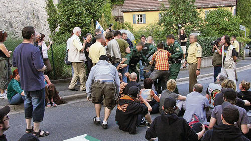 Eigentlich wollten die Gräfenberger am 25. Juli 2008 den Würzburger Friedenspreis feiern. Stattdessen setzten sie sich Neonazis in den Weg. Eigentlich wollten die Gräfenberger am 25. Juli 2008 den Würzburger Friedenspreis feiern. Stattdessen setzten sie sich Neonazis in den Weg.