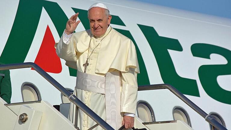 Pope boards plane for Amman - Nach dem Scheitern eines Sanierungsplans für die defizitäre italienische Fluggesellschaft Alitalia soll das Unternehmen verkauft werden. Mit der Airline fliegt auch Papst Franziskus . Pope boards plane for Amman - Nach dem Scheitern eines Sanierungsplans für die defizitäre italienische Fluggesellschaft Alitalia soll das Unternehmen verkauft werden. Mit der Airline fliegt auch Papst Franziskus .
