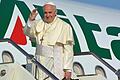 Pope boards plane for Amman       -  Nach dem Scheitern eines Sanierungsplans für die defizitäre italienische Fluggesellschaft Alitalia soll das Unternehmen verkauft werden. Mit der Airline fliegt auch Papst Franziskus .