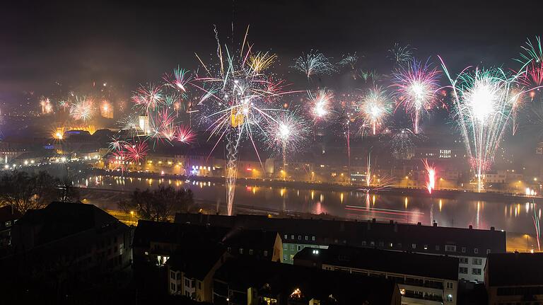 Würzburg zur Jahreswende: Mit dem Feuerwerk schnellten auch die Feinstaubwerte in die Höhe. Würzburg zur Jahreswende: Mit dem Feuerwerk schnellten auch die Feinstaubwerte in die Höhe.