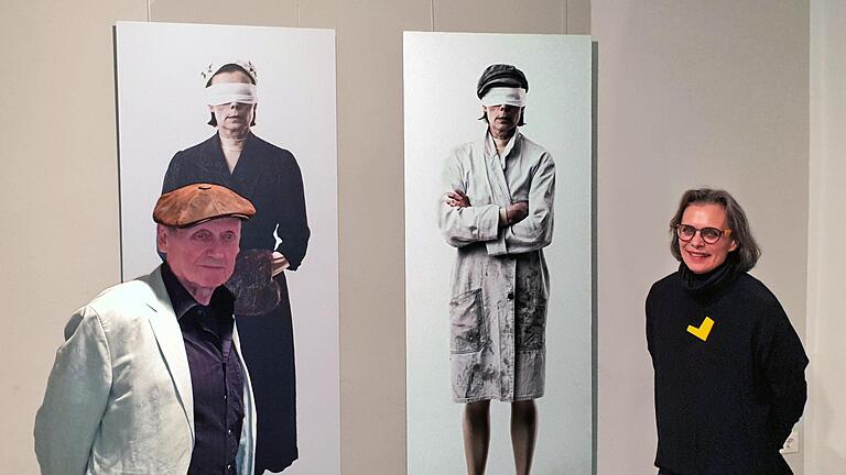 Georg Seifried (links) und Mia Hochrein (rechts und auf einigen Bildern im Hintergrund) stellen hier zusammen mit Horst Kreutz und Volker Bauer, die bei der Vernissage nicht anwesend sein konnten, aus. Foto: Dieter Britz - Georg Seifried (links) und Mia Hochrein (rechts und auf einigen Bildern im Hintergrund) stellen hier zusammen mit Horst Kreutz und Volker Bauer, die bei der Vernissage nicht anwesend sein konnten, aus. Foto: Dieter Britz Georg Seifried (links) und Mia Hochrein (rechts und auf einigen Bildern im Hintergrund) stellen hier zusammen mit Horst Kreutz und Volker Bauer, die bei der Vernissage nicht anwesend sein konnten, aus. Foto: Dieter Britz - Georg Seifried (links) und Mia Hochrein (rechts und auf einigen Bildern im Hintergrund) stellen hier zusammen mit Horst Kreutz und Volker Bauer, die bei der Vernissage nicht anwesend sein konnten, aus. Foto: Dieter Britz