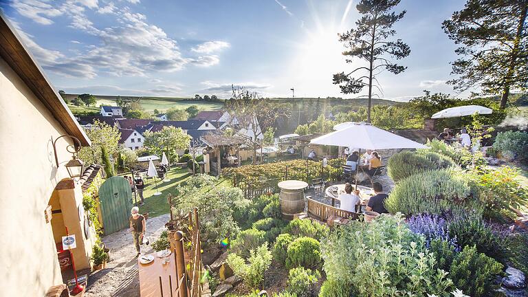 Der Bergbiergarten Wülflingen im Jahre 2020: Mit Masken und Abstand war im vergangenen Sommer ein Biergartenbesuch möglich. Das Landratsamt Haßberge hat jetzt aufgrund der stabilen Inzidenz unter 100 die Erlaubnis erteilt, die Außengastronomie wieder zu öffnen.