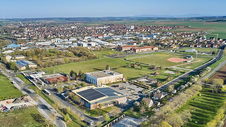Blick auf das Kessler Field in Schweinfurt. Links die Willi-Kaidel-Straße, oberhalb der Tennisplätze und links neben dem Gebäude der DDC wird die Kultursommer-Bühne aufgebaut. Blick auf das Kessler Field in Schweinfurt. Links die Willi-Kaidel-Straße, oberhalb der Tennisplätze und links neben dem Gebäude der DDC wird die Kultursommer-Bühne aufgebaut.